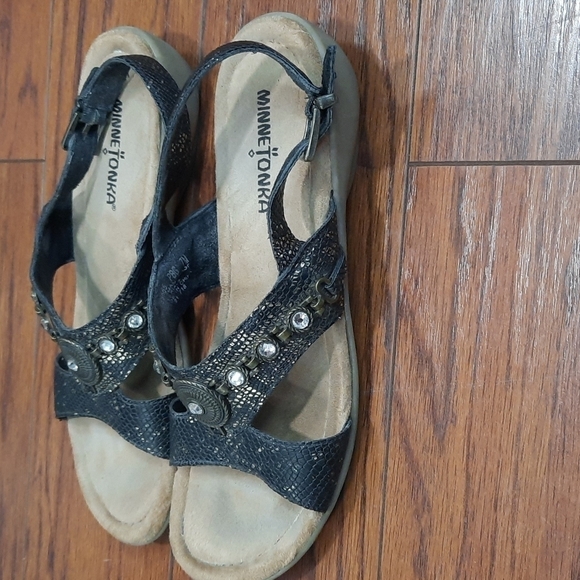 Minnetonka Selene Black Leather Sandals - Picture 5 of 6